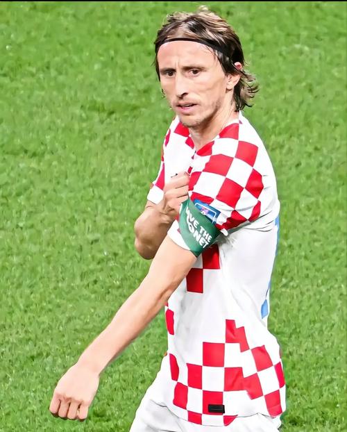 二八杠里的“牌具讲究”：为什么骨制牌九比扑克牌二八杠更有手感？（二八杠的牌具门道：骨制牌九为何比扑克牌更有手感？）